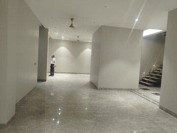 Room in 4 BHK Independent House at Vasant Vihar – for Rent