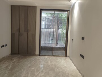 Room in 4 BHK Independent House at Vasant Vihar – for Rent