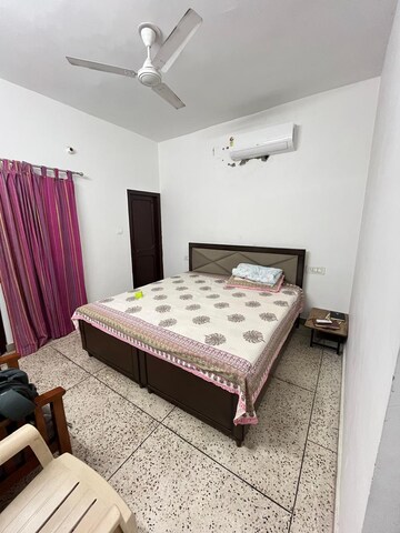 Bedroom in 3 BHK Builder Floor at Sector 38 – for Rent