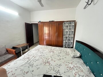 Bedroom in 3 BHK Builder Floor at Sector 38 – for Rent