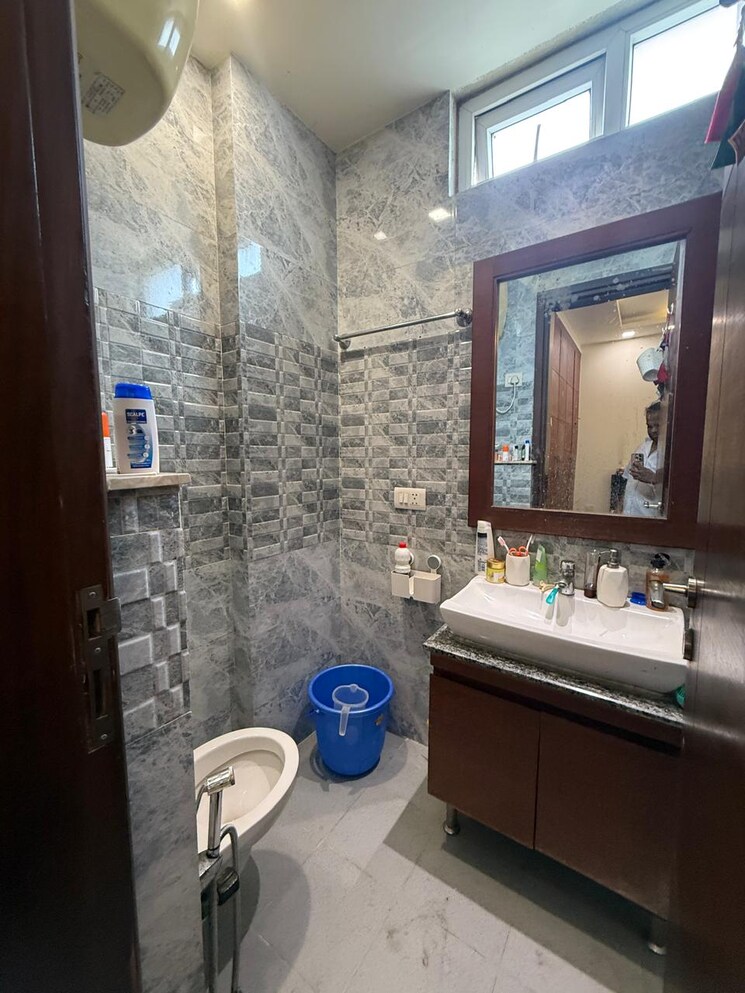 Bathroom, lajpat nagar i 2 Bedroom 100 Sq.Yd. Builder Floor In Lajpat Nagar I Delhi 8849549