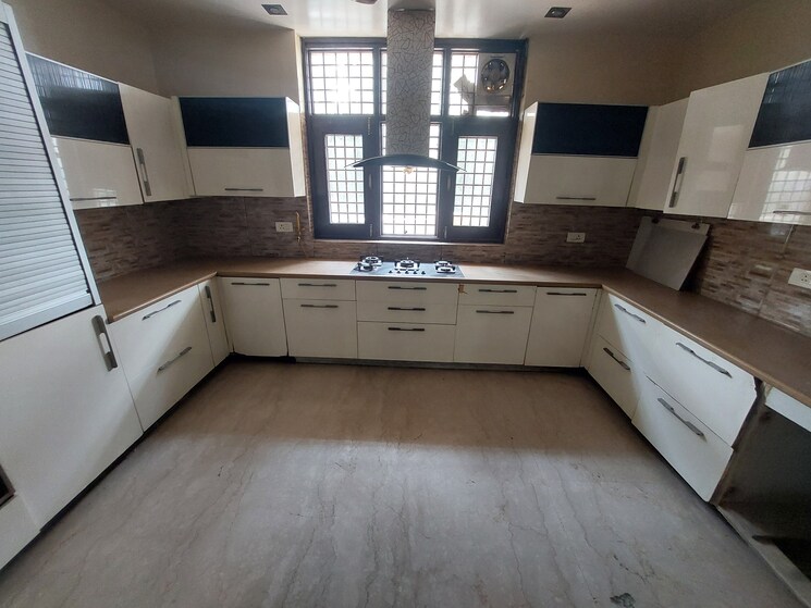 Kitchen, gujranwala town 3 Bedroom 300 Sq.Yd. Builder Floor In Gujranwala Town Delhi 8849594