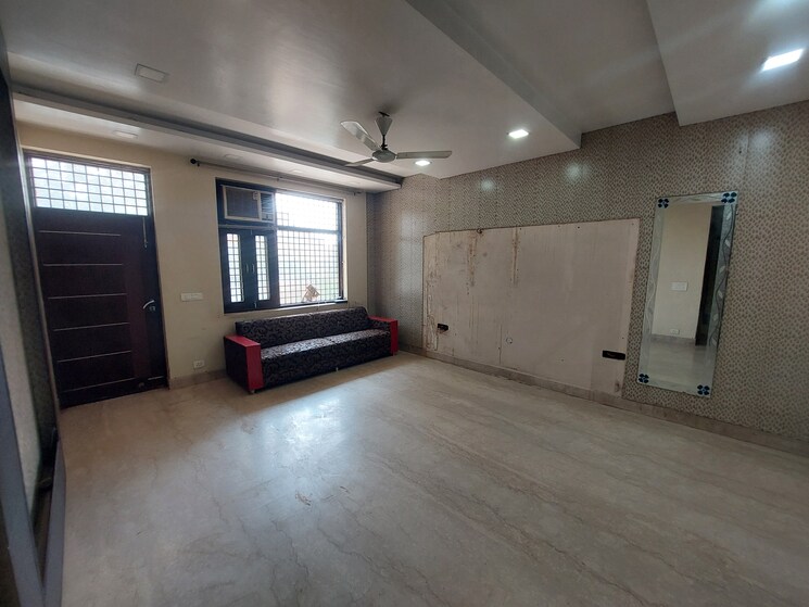 Bedroom, gujranwala town 3 Bedroom 300 Sq.Yd. Builder Floor In Gujranwala Town Delhi 8849594