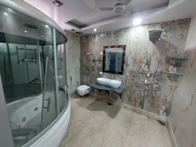Attached Bathroom, gujranwala town 3 Bedroom 300 Sq.Yd. Builder Floor In Gujranwala Town Delhi 8849594