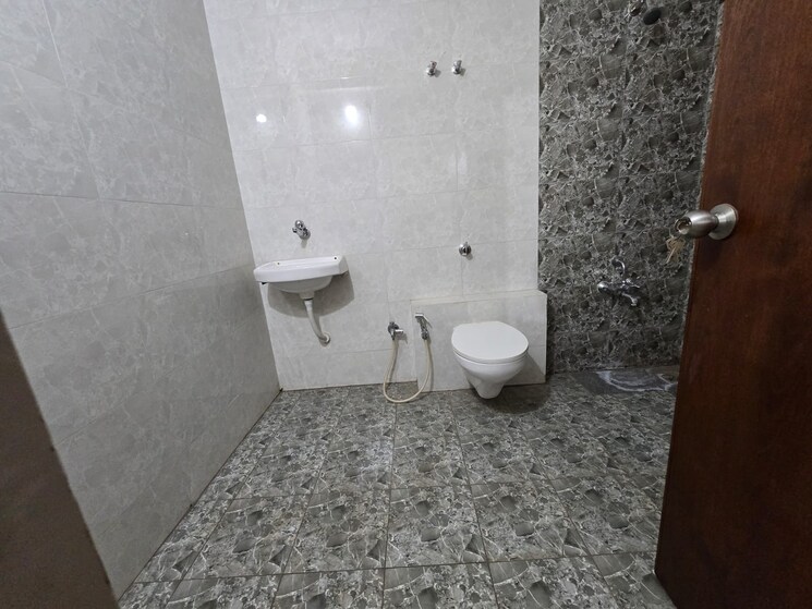 Bathroom, sama savli road 3 Bedroom 1900 Sq.Ft. Penthouse In Sama Savli Road Vadodara 8849582