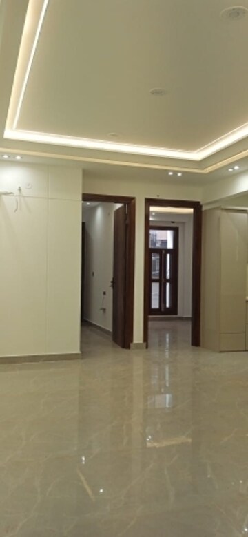 Building Lobby in 3.5 BHK Builder Floor at Mahavir Enclave 1 – for Sale