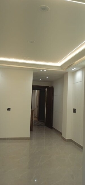 Building Lobby in 3.5 BHK Builder Floor at Mahavir Enclave 1 – for Sale