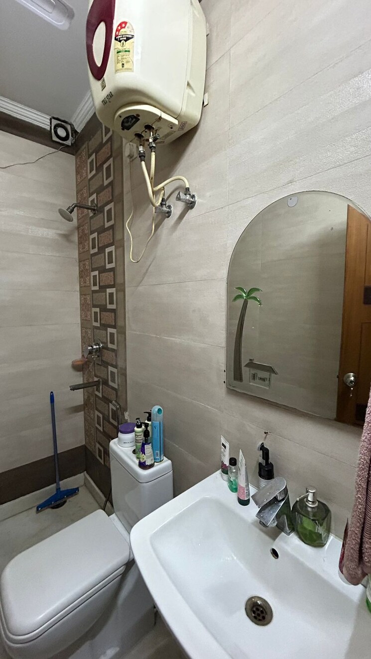 Bathroom, patel nagar 3 Bedroom 1250 Sq.Ft. Builder Floor In Patel Nagar Delhi 8849602