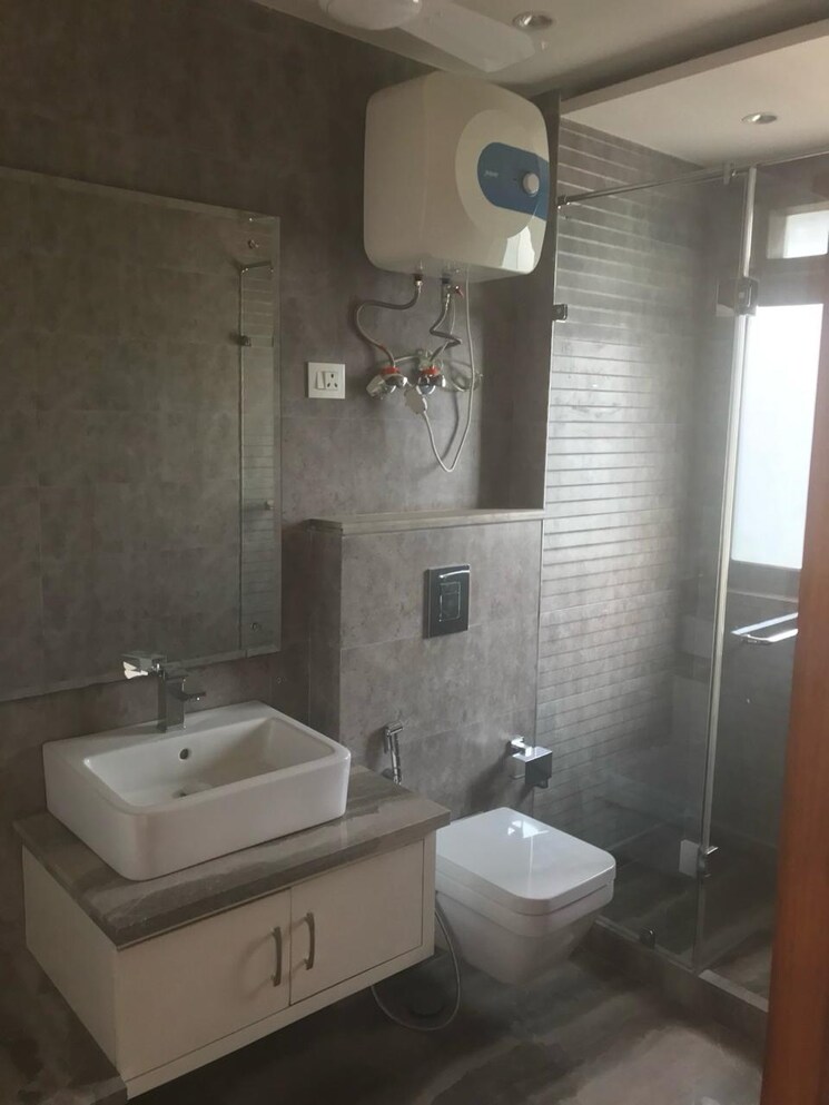 Bathroom, defence colony 3 Bedroom 2850 Sq.Ft. Apartment In Defence Colony Delhi 8849619