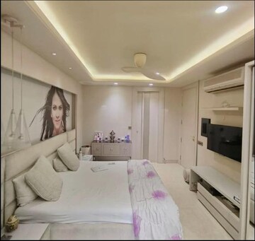 Bedroom in 4 BHK Builder Floor at Green Park – for Sale