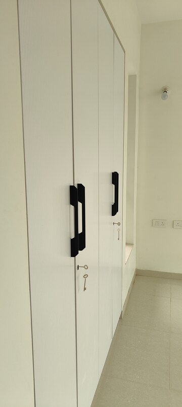 Furnished Amenities in 2 BHK Apartment at Kalpataru Paramount, Kapur Bawdi – for Rent
