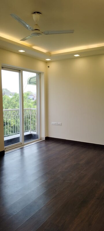 Room in 4 BHK Builder Floor at Safdarjung Enclave – for Rent