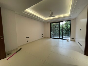 Room in 3 BHK Builder Floor at Maharani Bagh – for Rent