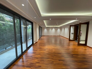 Room in 3 BHK Builder Floor at Maharani Bagh – for Rent