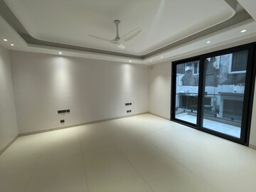 Room in 3 BHK Builder Floor at Maharani Bagh – for Rent