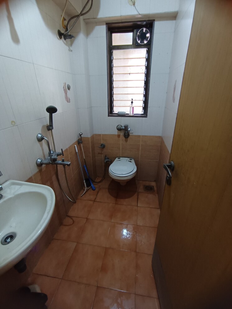 Bathroom, malad west 2.5 Bedroom 1100 Sq.Ft. Apartment In Malad West Mumbai 8849767