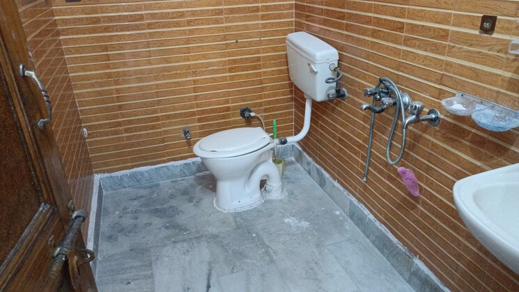 Bathroom, vaishali sector 5 2 Bedroom 1005 Sq.Ft. Builder Floor In Vaishali Sector 5 Ghaziabad 8849783