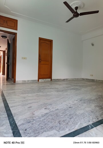Room in 3 BHK Builder Floor at Saket – for Rent