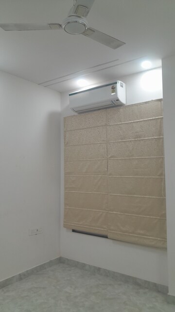 Room in 3 BHK Builder Floor at Unitech South City II, Sector 50 – for Rent
