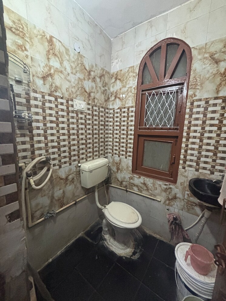 Bathroom, laxmi nagar 3 Bedroom 1038 Sq.Ft. Apartment In Laxmi Nagar Delhi 8849983