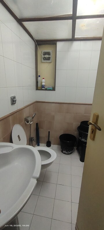 Team Area in 2 BHK Apartment at Wishram Apartment, Khar West – for Rent