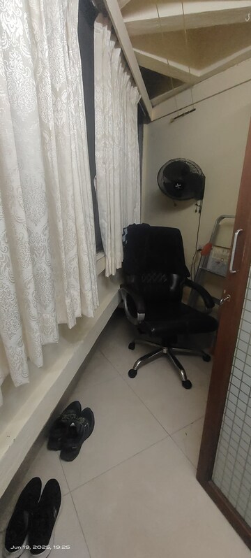 Team Area in 2 BHK Apartment at Wishram Apartment, Khar West – for Rent