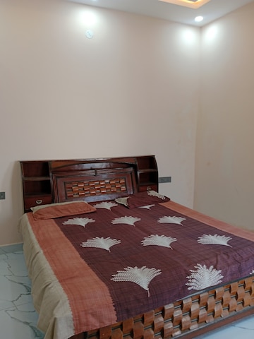 Bedroom in 2 BHK Builder Floor at Sector 13 – for Rent