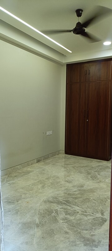 Room in 3 BHK Builder Floor at Surajmal Vihar – for Rent