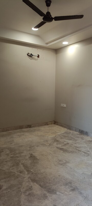 Room in 3 BHK Builder Floor at Surajmal Vihar – for Rent