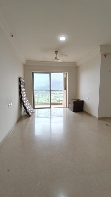 Room in 2 BHK Apartment at Hiranandani Fortune City, New Panvel – for Rent