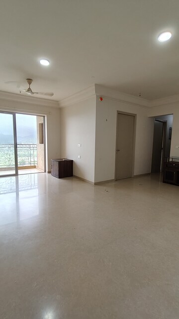 Room in 2 BHK Apartment at Hiranandani Fortune City, New Panvel – for Rent