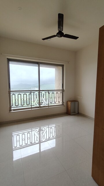 Room in 2 BHK Apartment at Hiranandani Fortune City, New Panvel – for Rent
