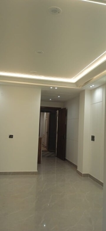 Building Lobby in 3 BHK Builder Floor at Mahavir Enclave 1 – for Sale