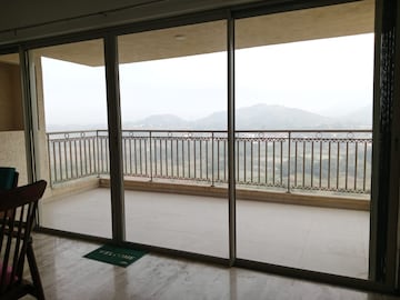 Room in 3 BHK Apartment at Hiranandani Fortune City, New Panvel – for Rent
