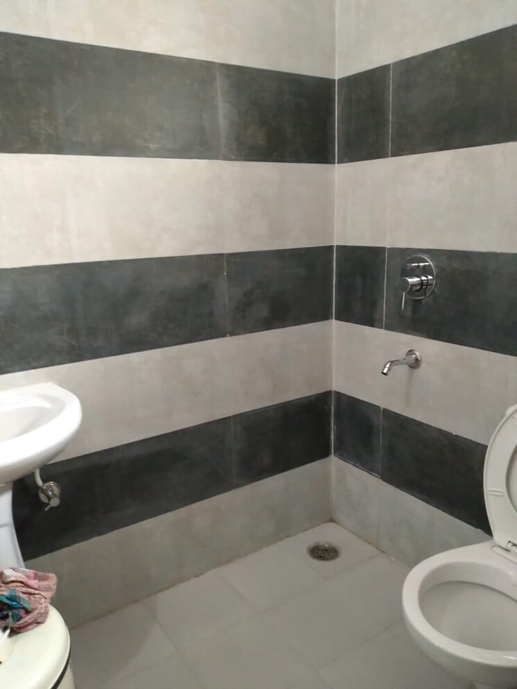 Bathroom, dhakoli 2 Bedroom 100 Sq.Yd. Apartment In Dhakoli Zirakpur 8850305