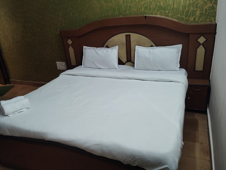 Bedroom, sushant lok i 3 Bedroom 300 Sq.Yd. Builder Floor In Sushant Lok I Gurgaon 8850308