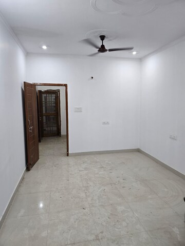 Room in 1.5 BHK Builder Floor at Aliganj – for Rent