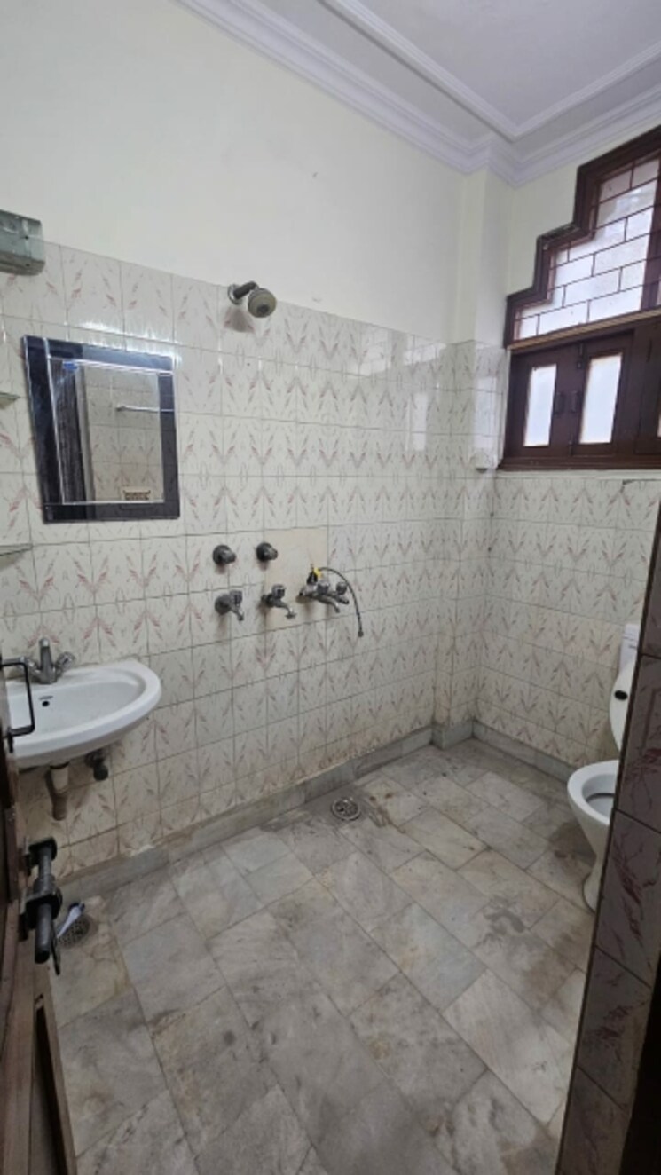 Bathroom, new rajinder nagar 3 Bedroom 1630 Sq.Ft. Builder Floor In New Rajinder Nagar Delhi 8850443