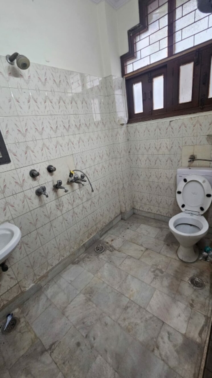 Bathroom, new rajinder nagar 3 Bedroom 1630 Sq.Ft. Builder Floor In New Rajinder Nagar Delhi 8850443