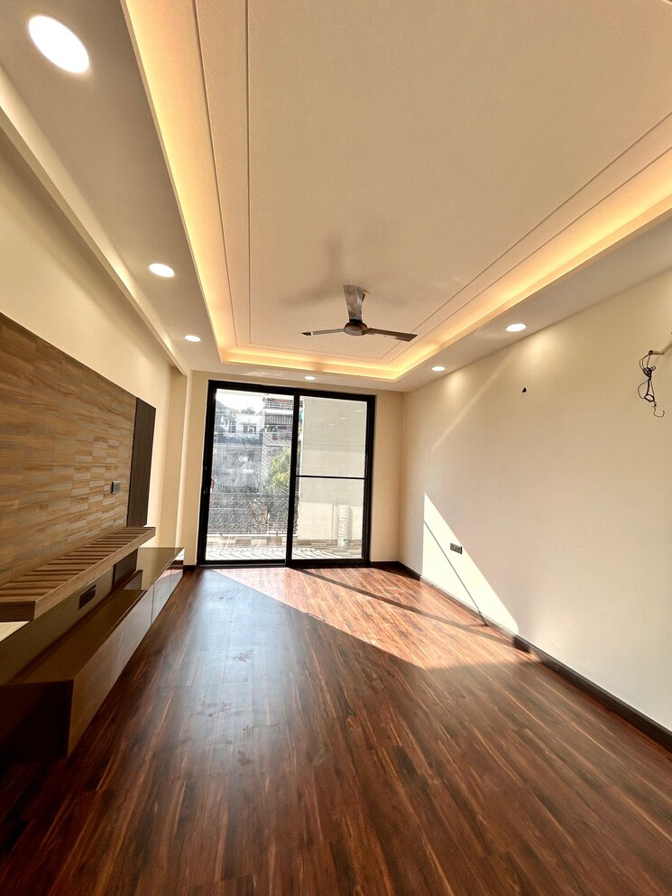 Balcony, rwa-surya-vihar 4 Bedroom 500 Sq.Yd. Builder Floor In Sector 21 Gurgaon 8850471