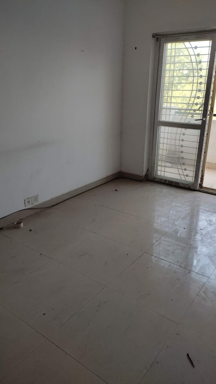 Room, sector 88 3 Bedroom 250 Sq.Yd. Apartment In Sector 88 Faridabad 8850497