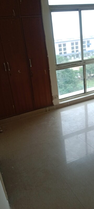 Room in 2 BHK Apartment at Piyush Heights, Sector 89 – for Rent