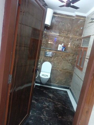 Furnished Amenities in 3 BHK Builder Floor at Dwarka Mor – for Rent