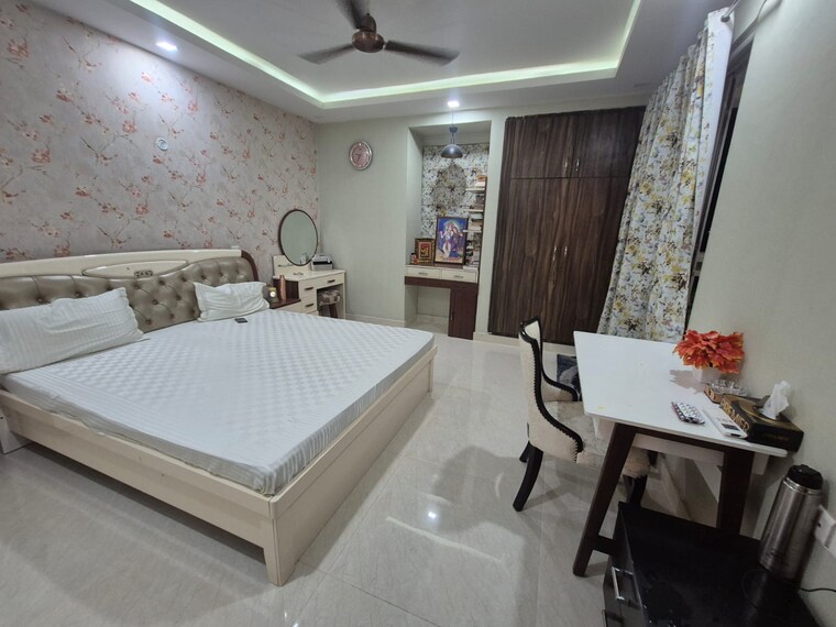 Master Bedroom, mi-rustle-court 3.5 Bedroom 2350 Sq.Ft. Apartment In Gomti Nagar Lucknow 8850737