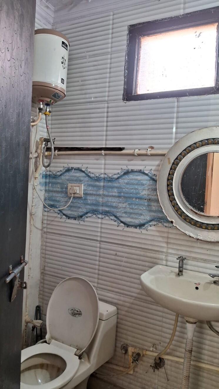 Bathroom, subhash nagar 1 Bedroom 120 Sq.Yd. Builder Floor In Subhash Nagar Delhi 8850765