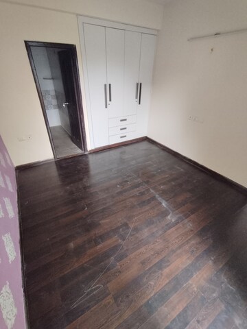 Room in 2.5 BHK Apartment at Geotech Pristine Avenue, Sector 16c Greater Noida – for Rent