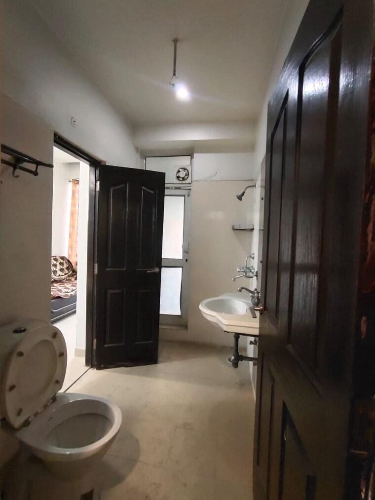 Bathroom, ramprastha-pearl-court 2 Bedroom 1170 Sq.Ft. Apartment In Vaishali Sector 7 Ghaziabad 8850806