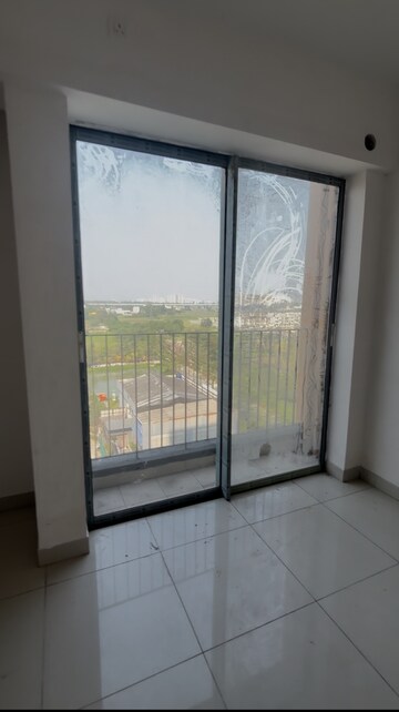 Room in 2 BHK Apartment at Godrej Seven, Joka – for Rent