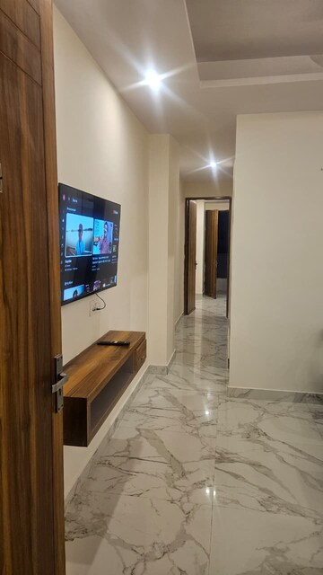 Room in 1 BHK Apartment at DLF Pink Town House, Dlf City Phase 3 – for Rent