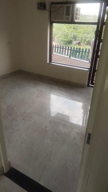 Room in 2.5 BHK Builder Floor at Sector 23 – for Rent